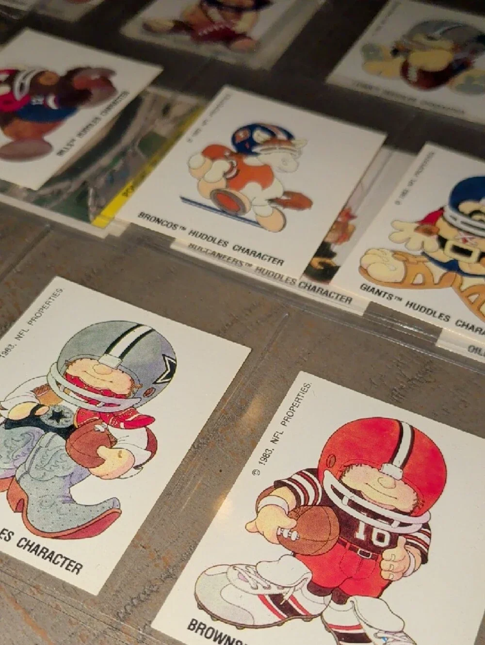 1983 Panini NFL HUDDLES Stickerbacks - Picture 3 of 5